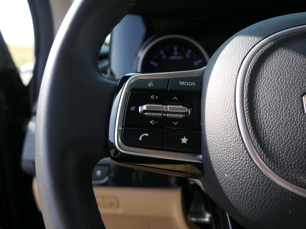 Used 2024 Kia Carnival EX image 15