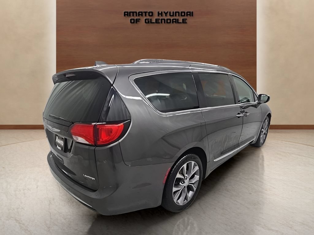 Used 2018 Chrysler Pacifica Limited w/ Tire & Wheel Group FWD image 6