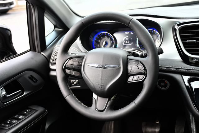 Used 2025 Chrysler Pacifica Limited FWD image 22