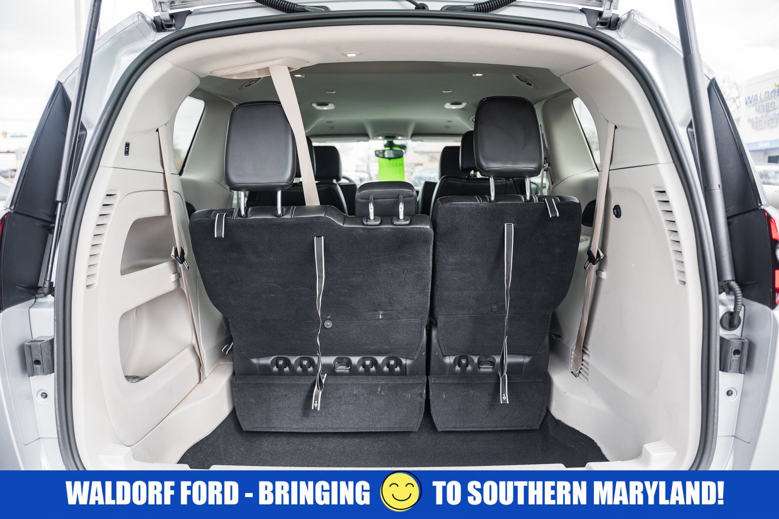 Used 2024 Chrysler Pacifica Touring-L image 9