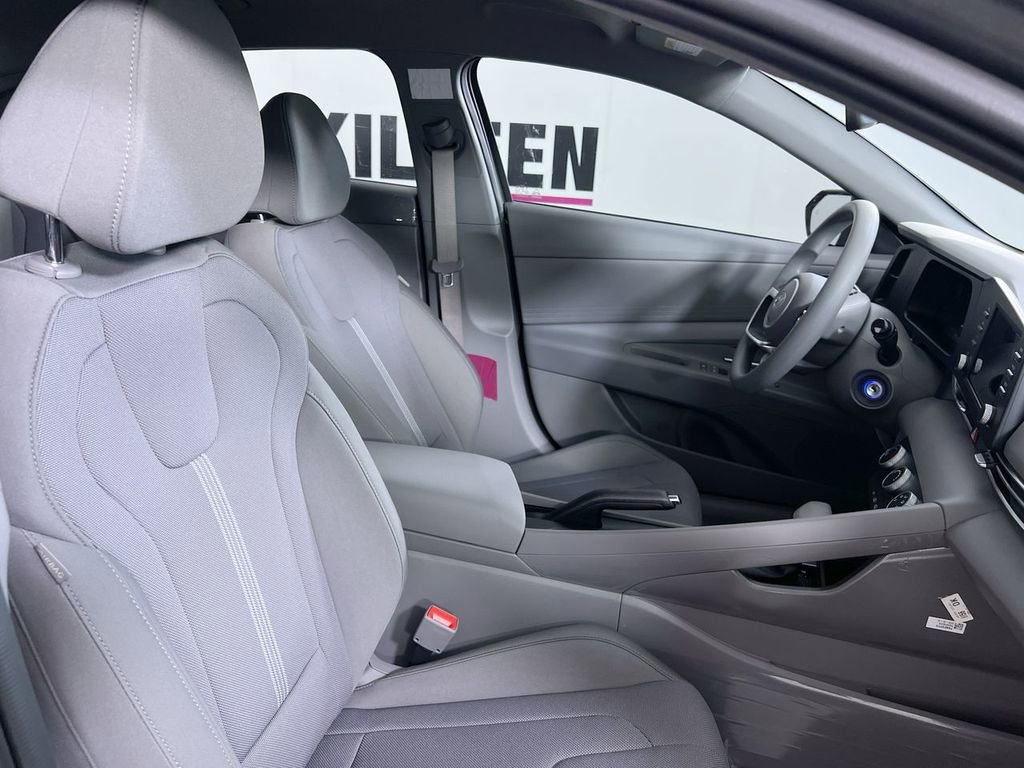 Used 2025 Hyundai Elantra SE image 24