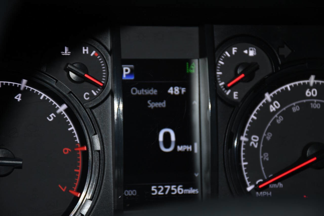 Used 2022 Toyota 4Runner SR5 Premium w/ Moonroof Package AWD/4WD image 32