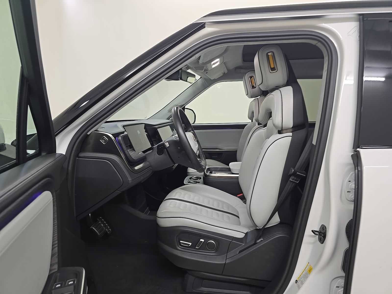 Used 2024 Rivian R1S Adventure AWD/4WD image 11