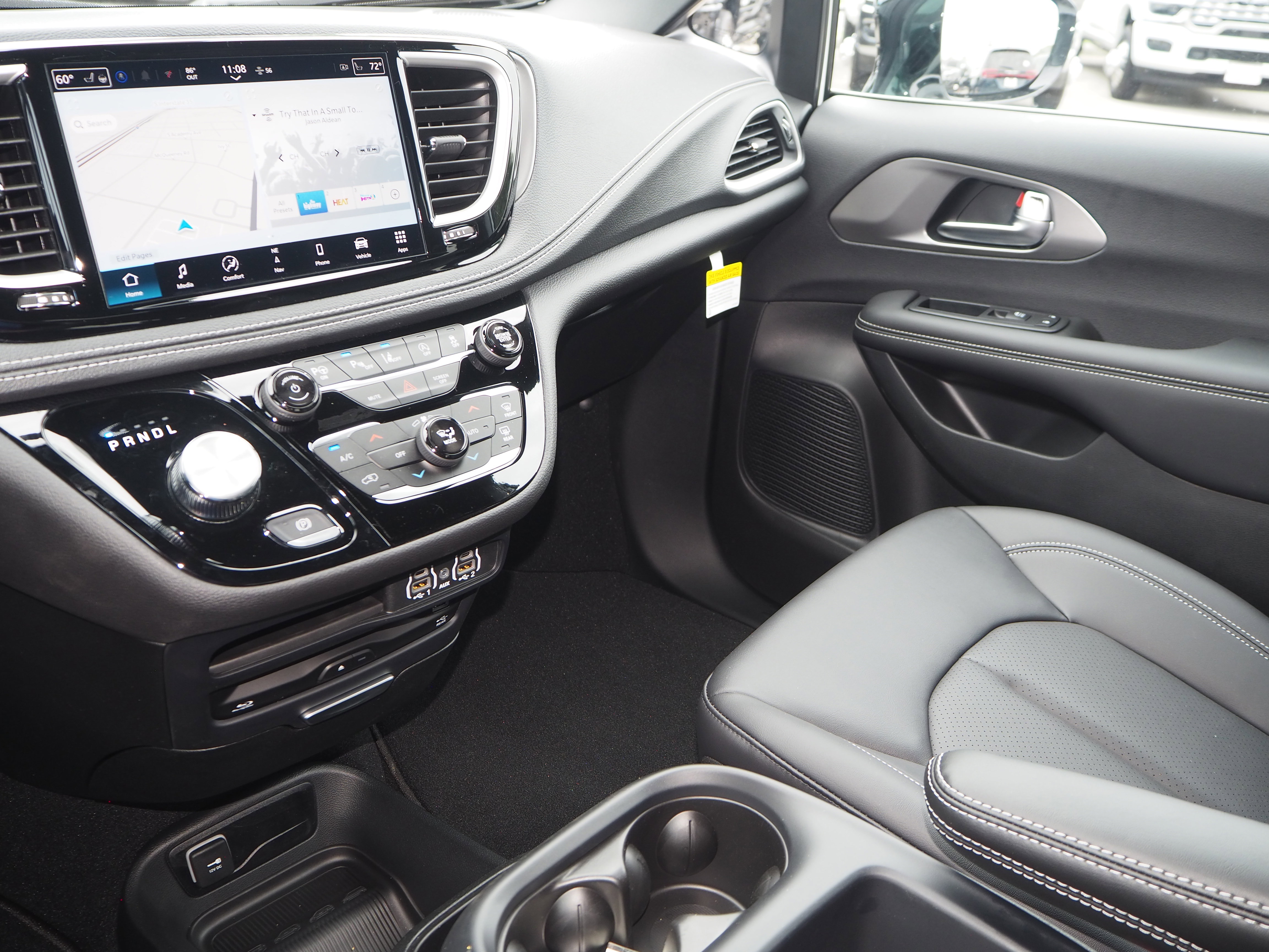 New 2025 Chrysler Pacifica Select w/ Uconnect Theater Family Group FWD image 23