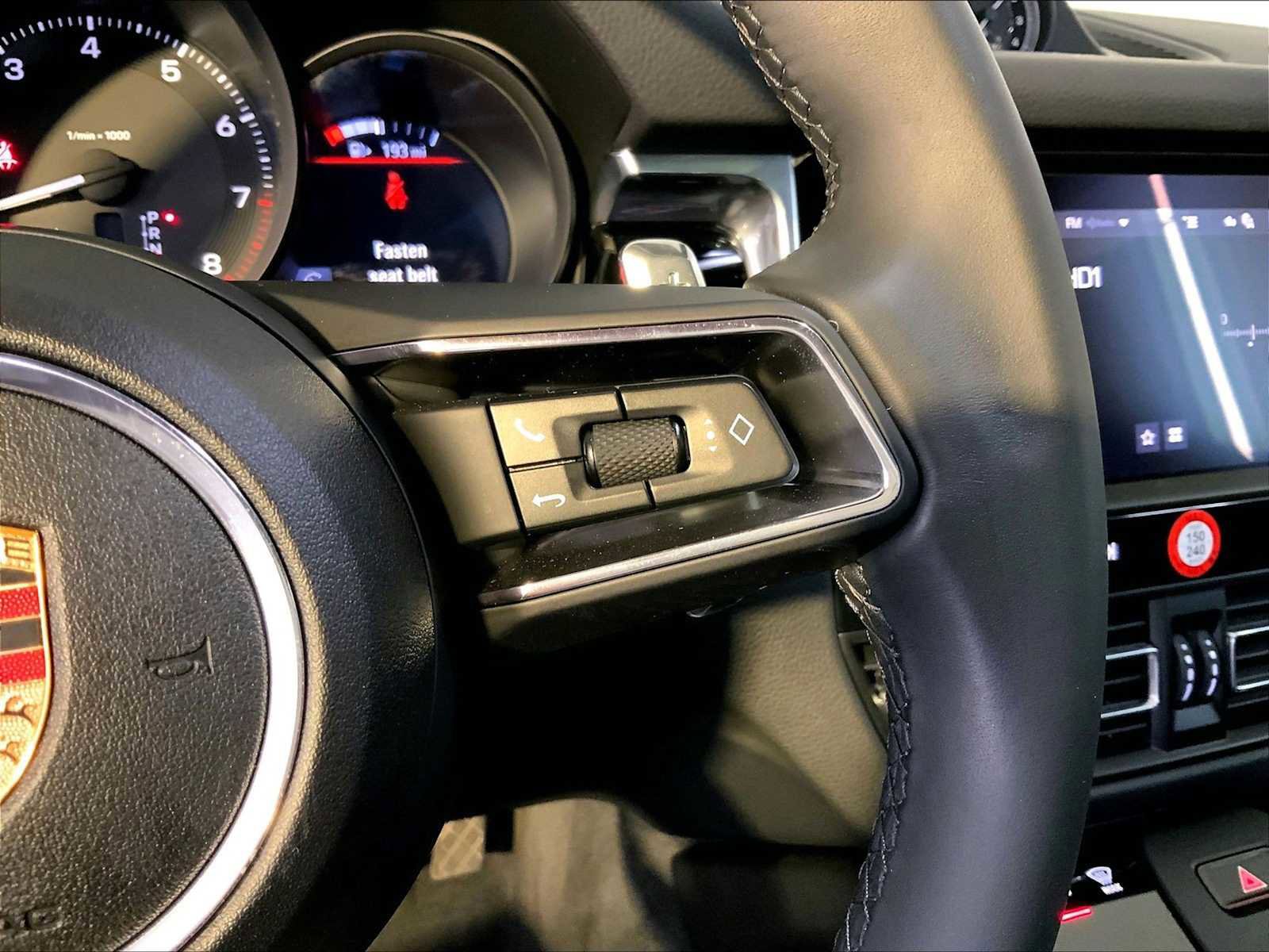 Certified 2025 Porsche Macan image 28