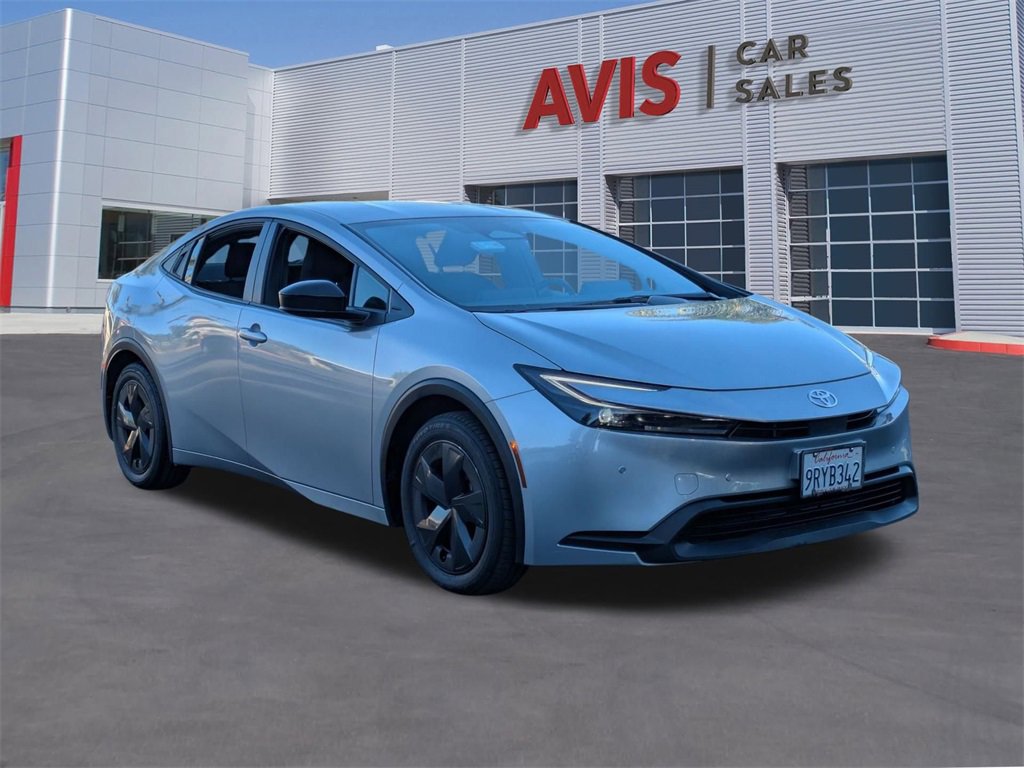 Used 2025 Toyota Prius LE image 3