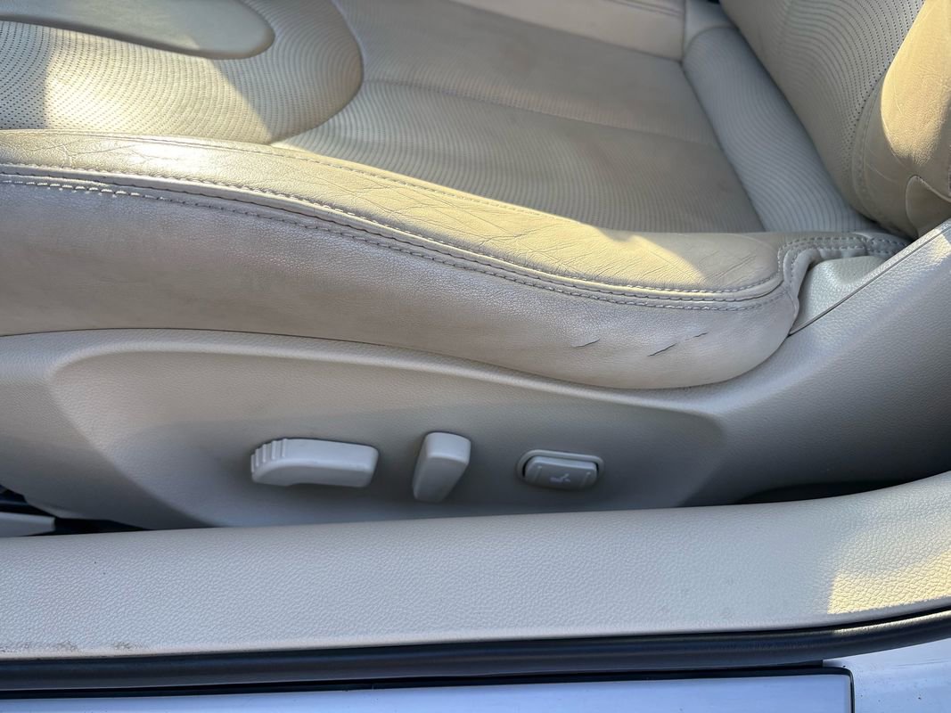 Used 2014 INFINITI Q60 Convertible w/ Premium Package image 19