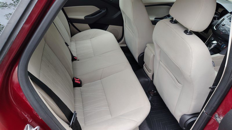 Used 2015 Ford Focus SE w/ SE Sport Package FWD image 12