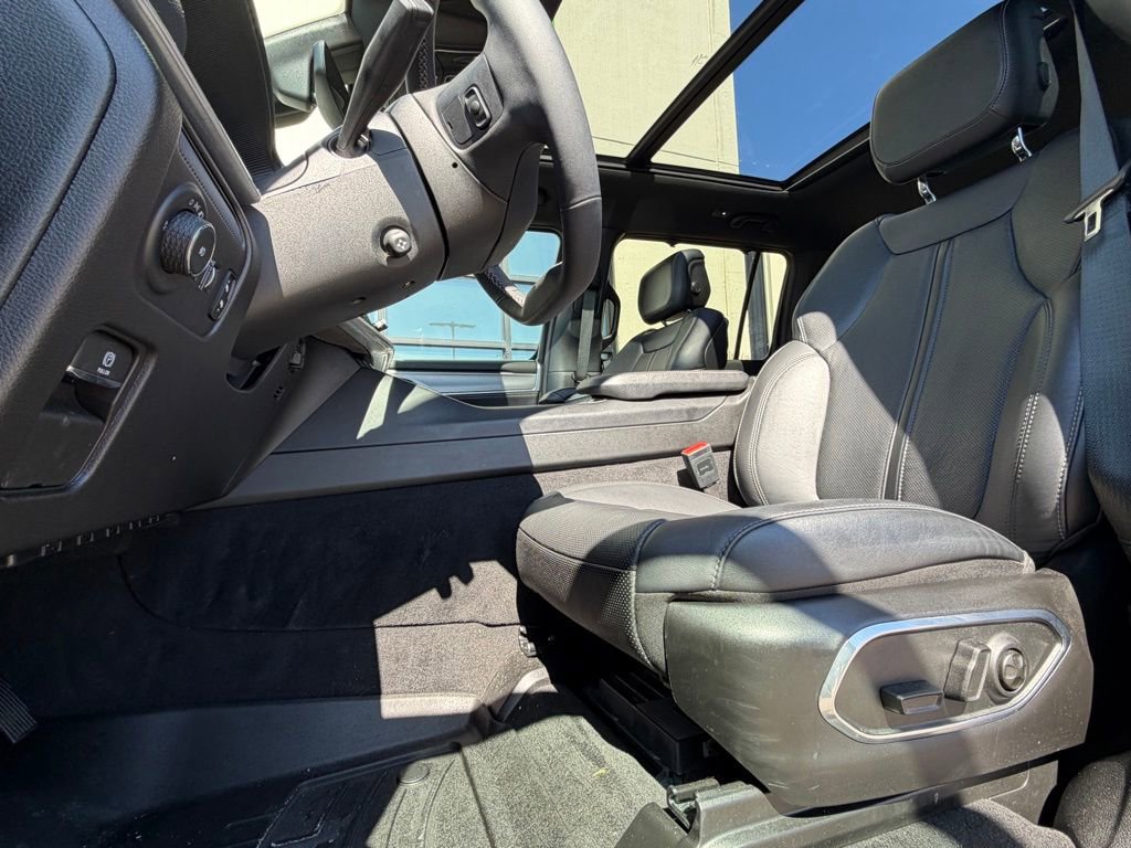 Used 2024 Jeep Wagoneer Series II w/ Convenience Group I AWD/4WD image 8