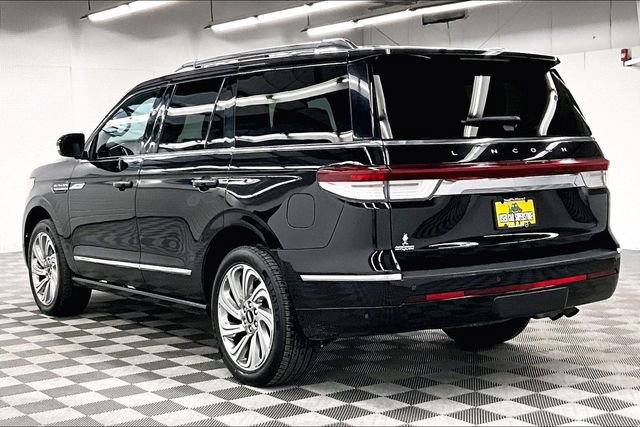 Used 2024 Lincoln Navigator Reserve image 3