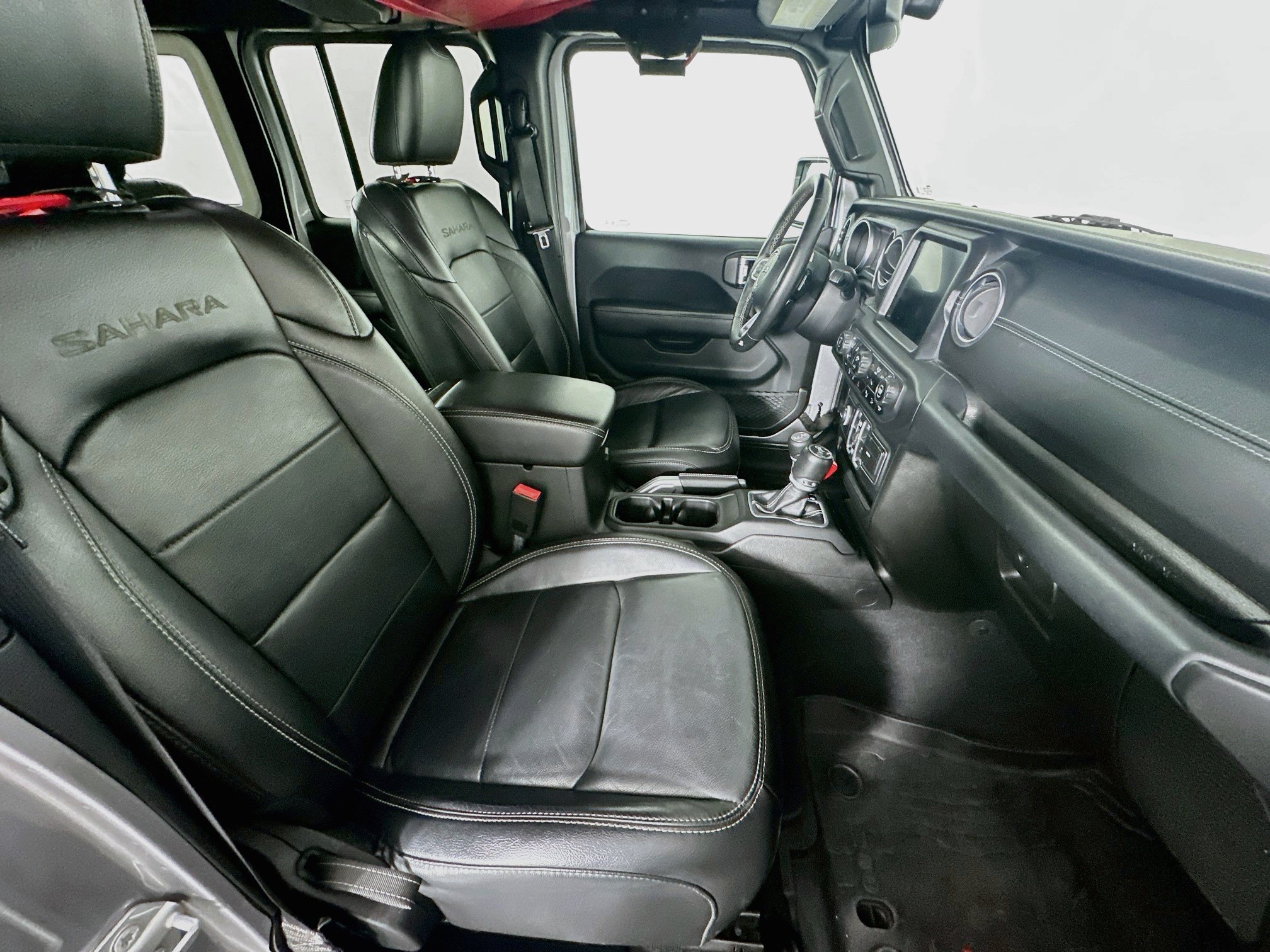 Used 2018 Jeep Wrangler Unlimited Sahara AWD/4WD image 31