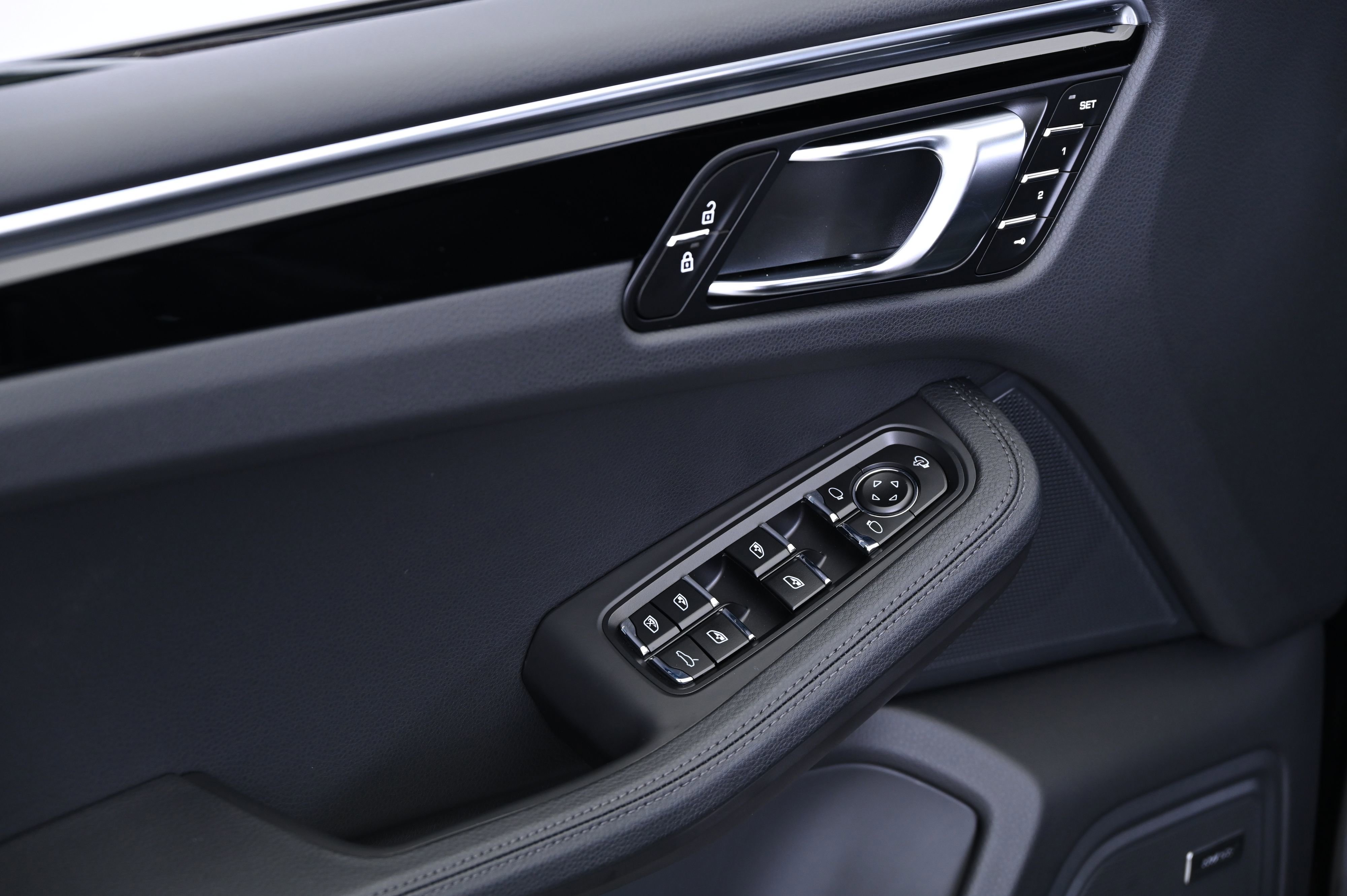 Certified 2025 Porsche Macan image 35