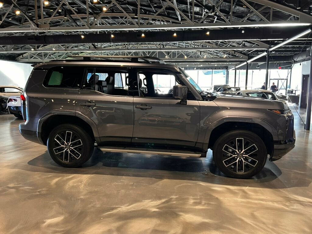 Used 2025 Lexus GX 550 w/ Accessory Package (31) image 6