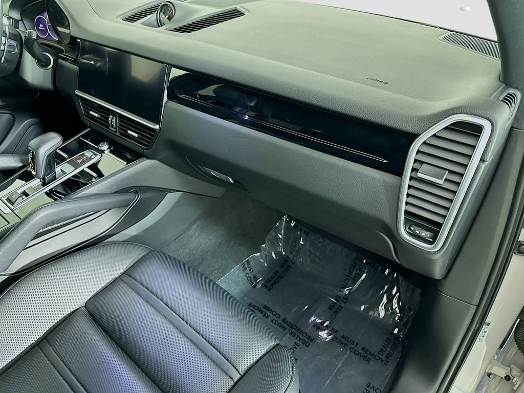 Certified 2023 Porsche Cayenne Platinum Edition image 30