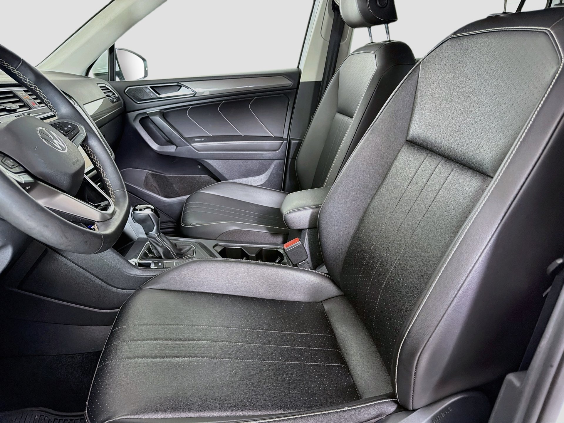 Used 2022 Volkswagen Tiguan SE w/ Panoramic Sunroof Package FWD image 20
