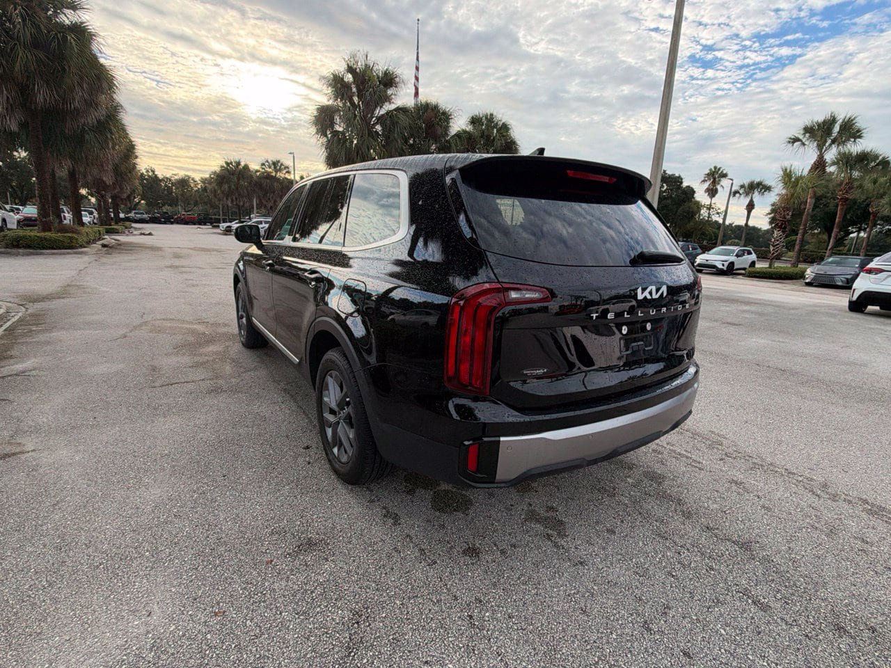 Used 2025 Kia Telluride LX FWD image 3