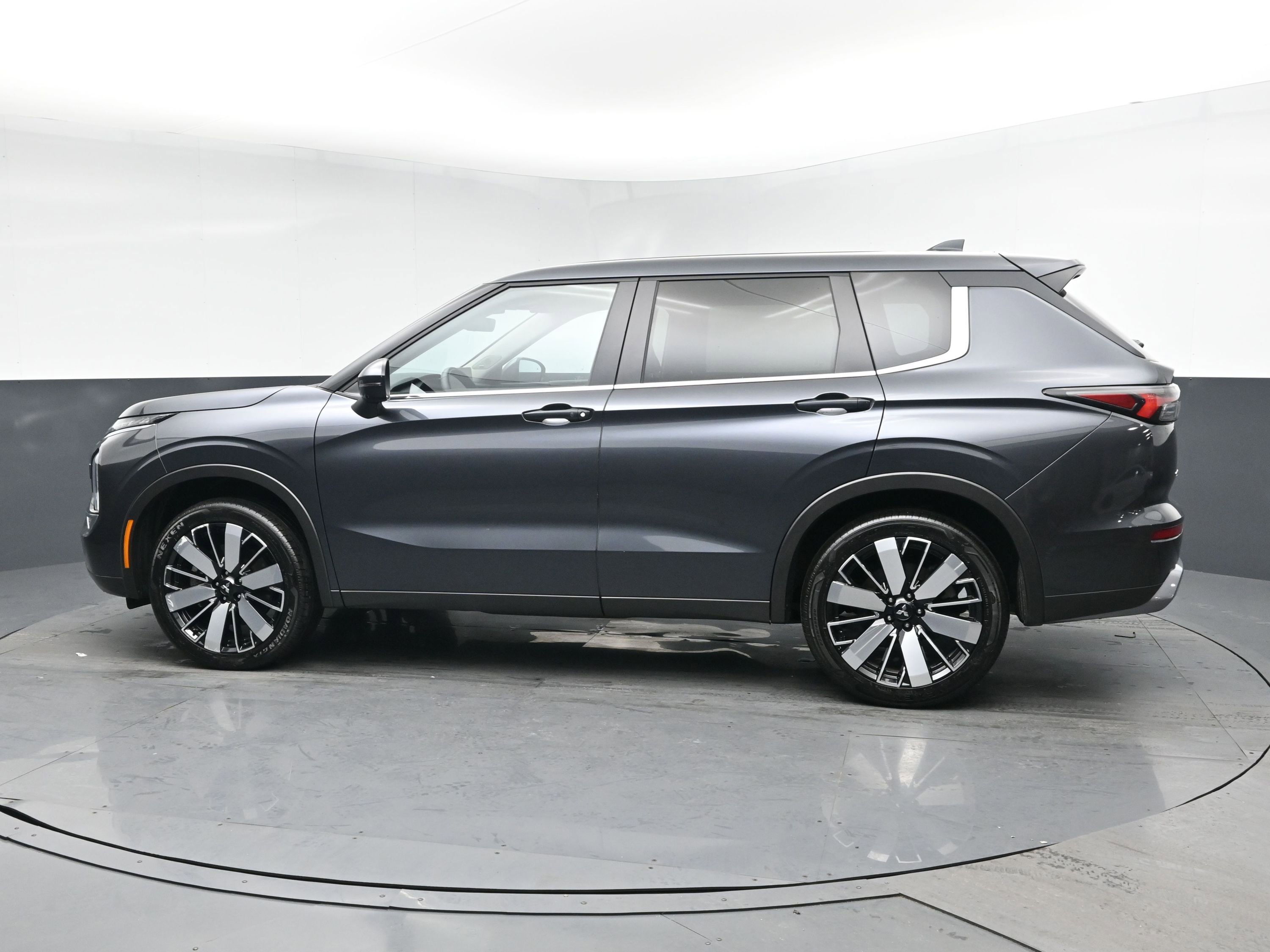 Used 2025 Mitsubishi Outlander AWD image 4