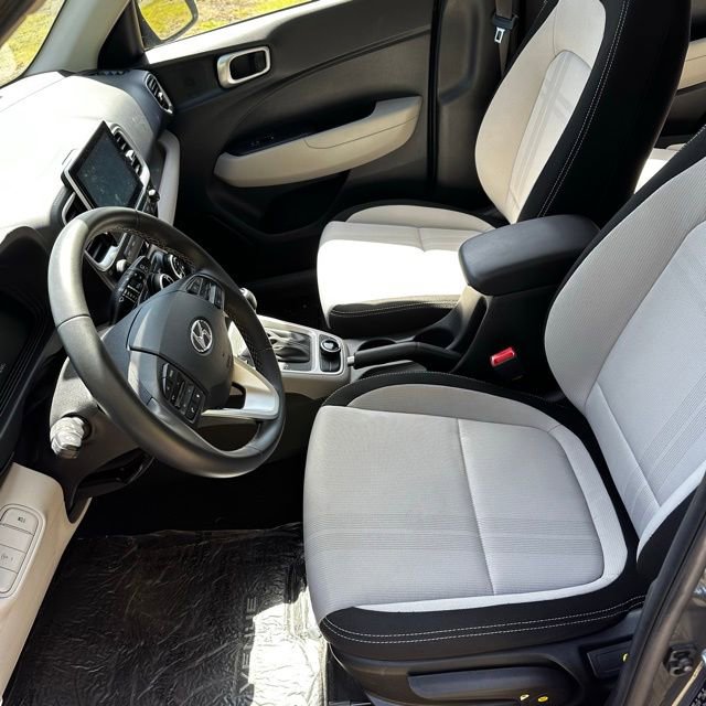 Certified 2025 Hyundai Venue SEL FWD image 11