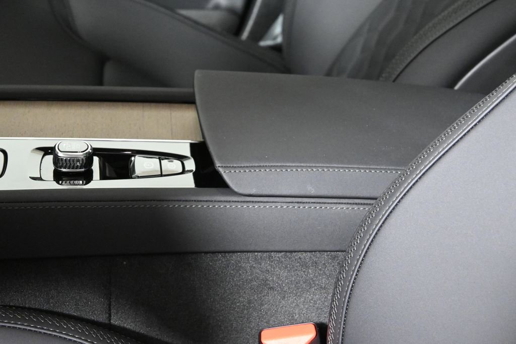 Used 2025 Volvo XC90 B5 Plus w/ Protection Package Premier image 25