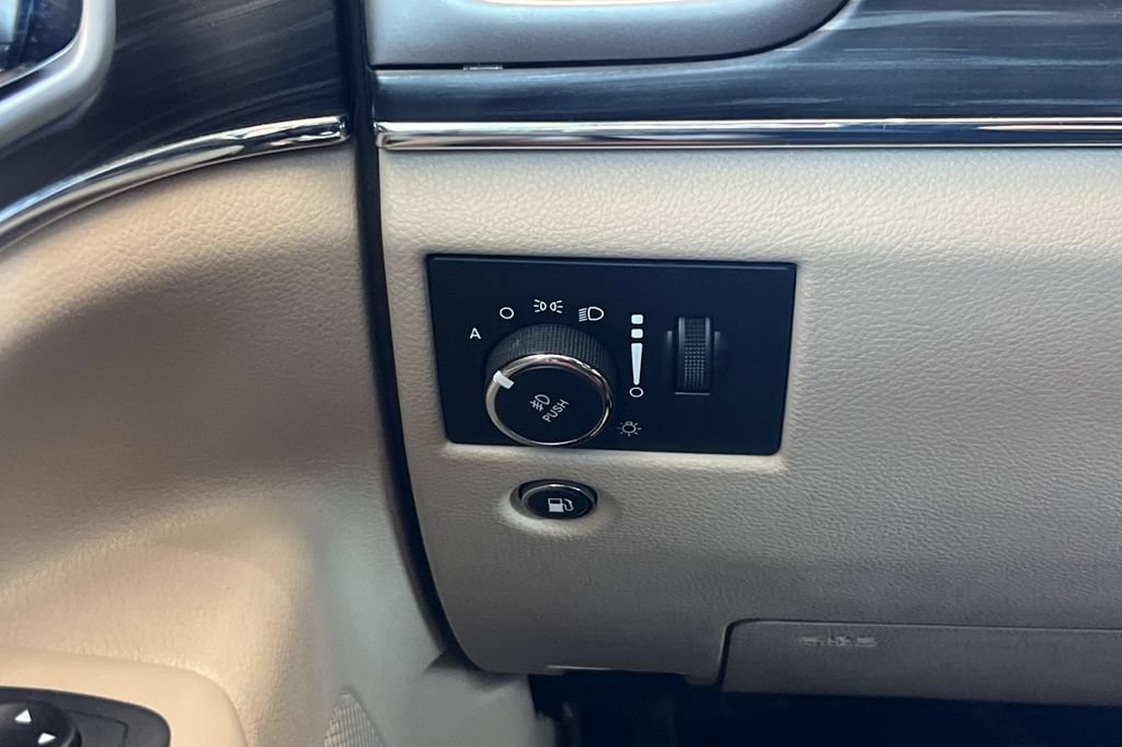 Used 2019 Jeep Grand Cherokee Limited w/ Luxury Group II AWD/4WD image 38