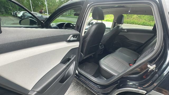 Used 2022 Volkswagen Taos SE w/ Panoramic Sunroof Package FWD image 33