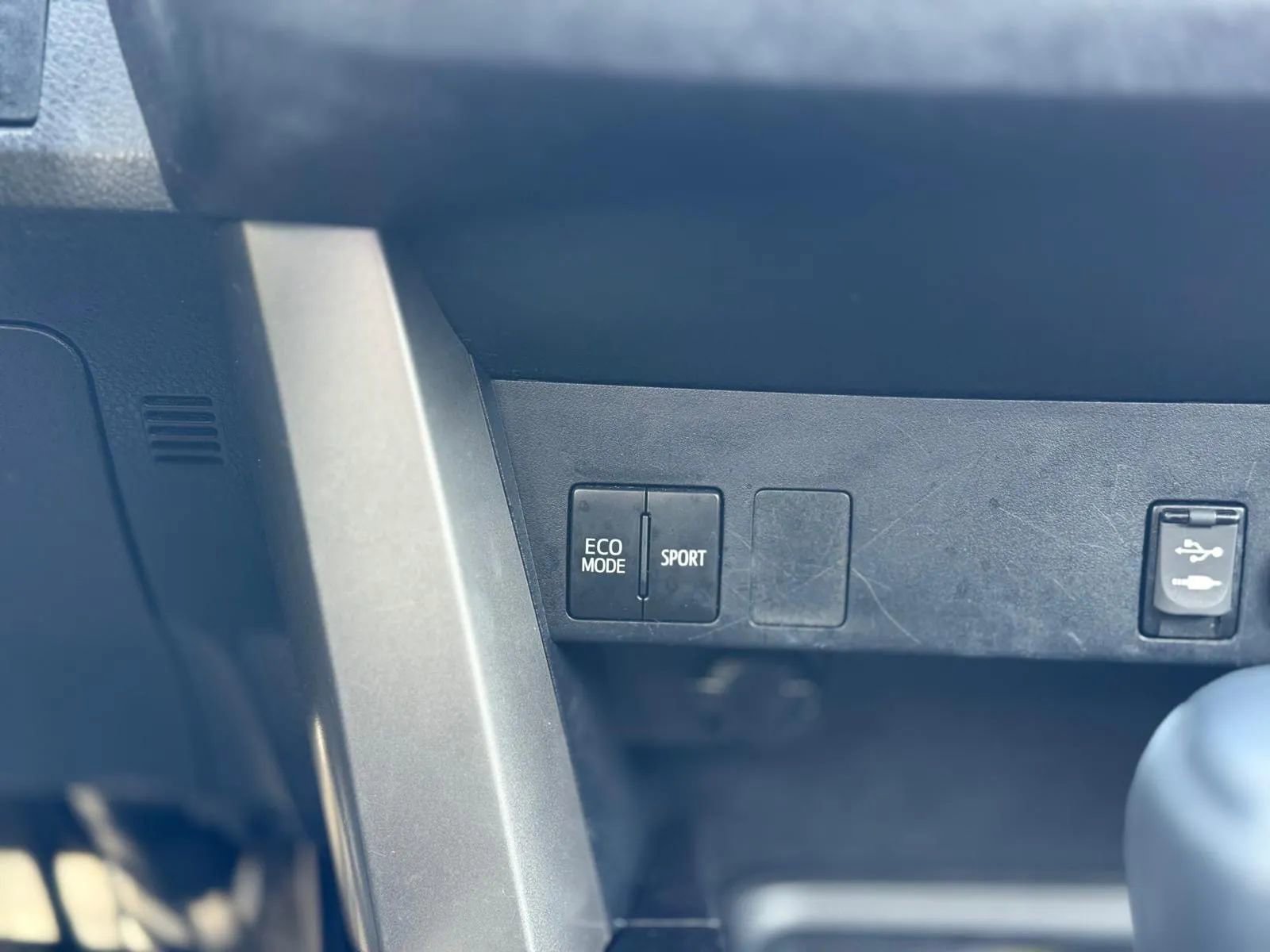 Used 2016 Toyota RAV4 LE image 18