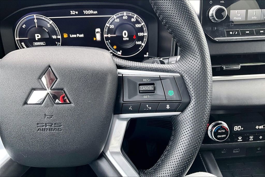 Used 2025 Mitsubishi Outlander LE image 19