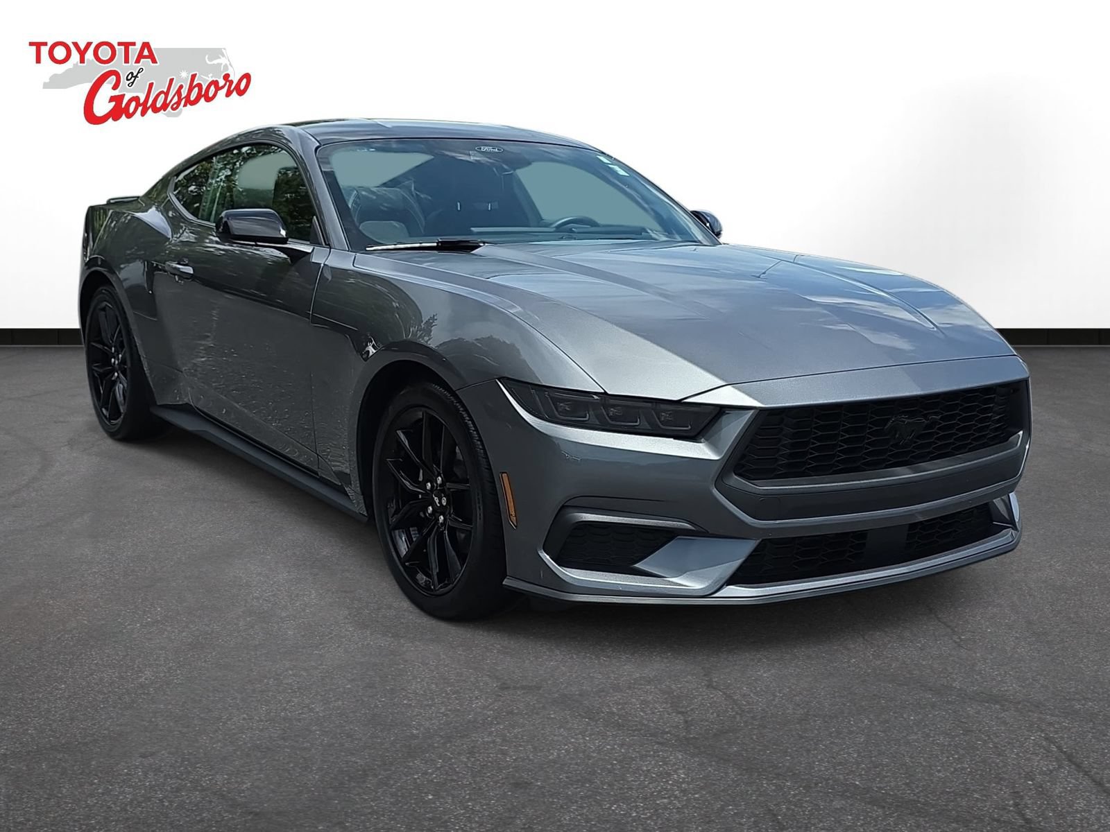 Used 2025 Ford Mustang Coupe RWD image 3