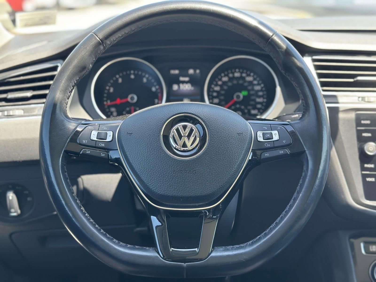 Used 2018 Volkswagen Tiguan SE w/ Panoramic Sunroof Package FWD image 24