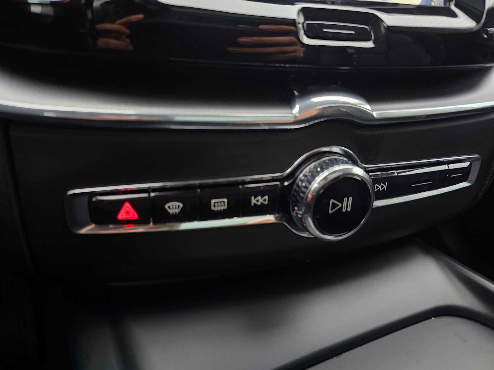 Certified 2025 Volvo XC60 B5 Core w/ Protection Package Premier image 34