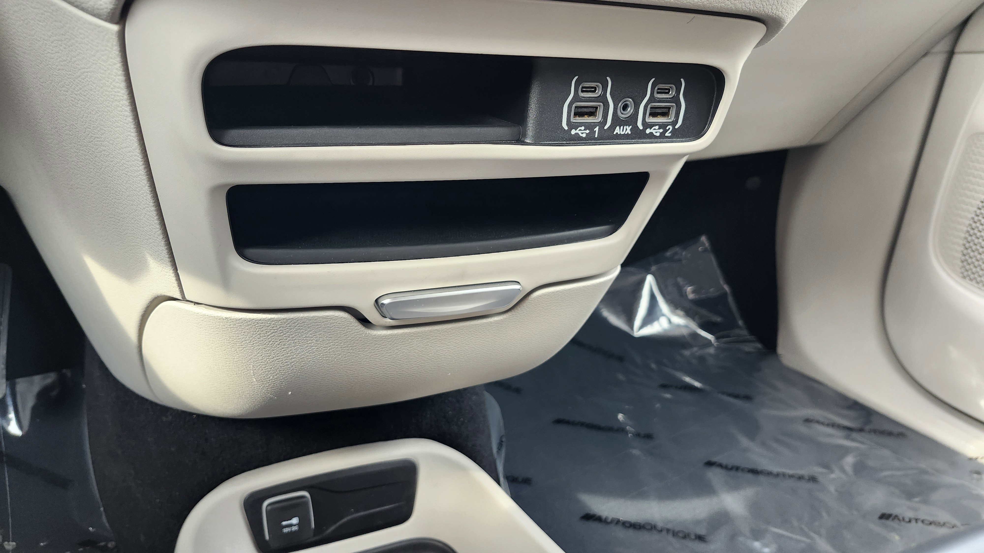 Used 2023 Chrysler Pacifica Touring-L image 31