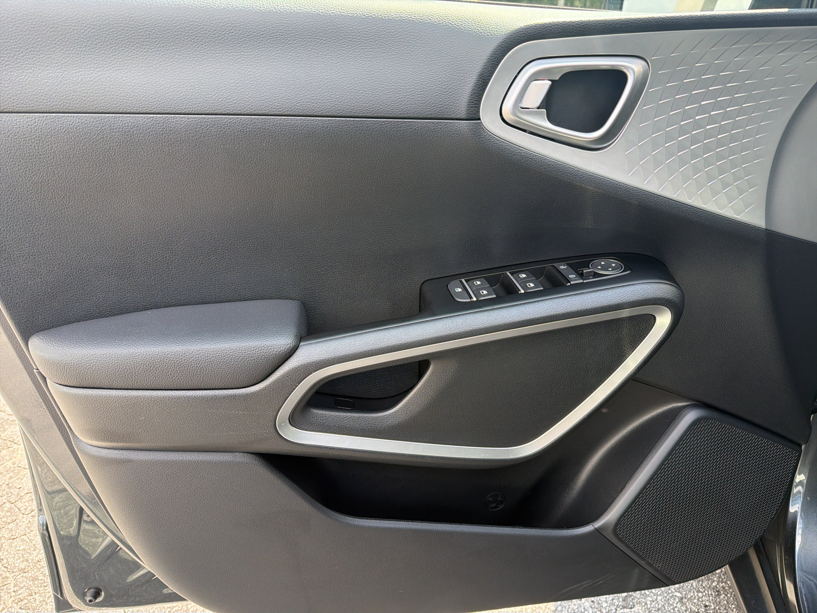 Used 2025 Kia Soul LX w/ LX Technology Package FWD image 23