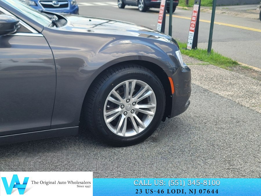 Used 2017 Chrysler 300 Limited RWD image 15