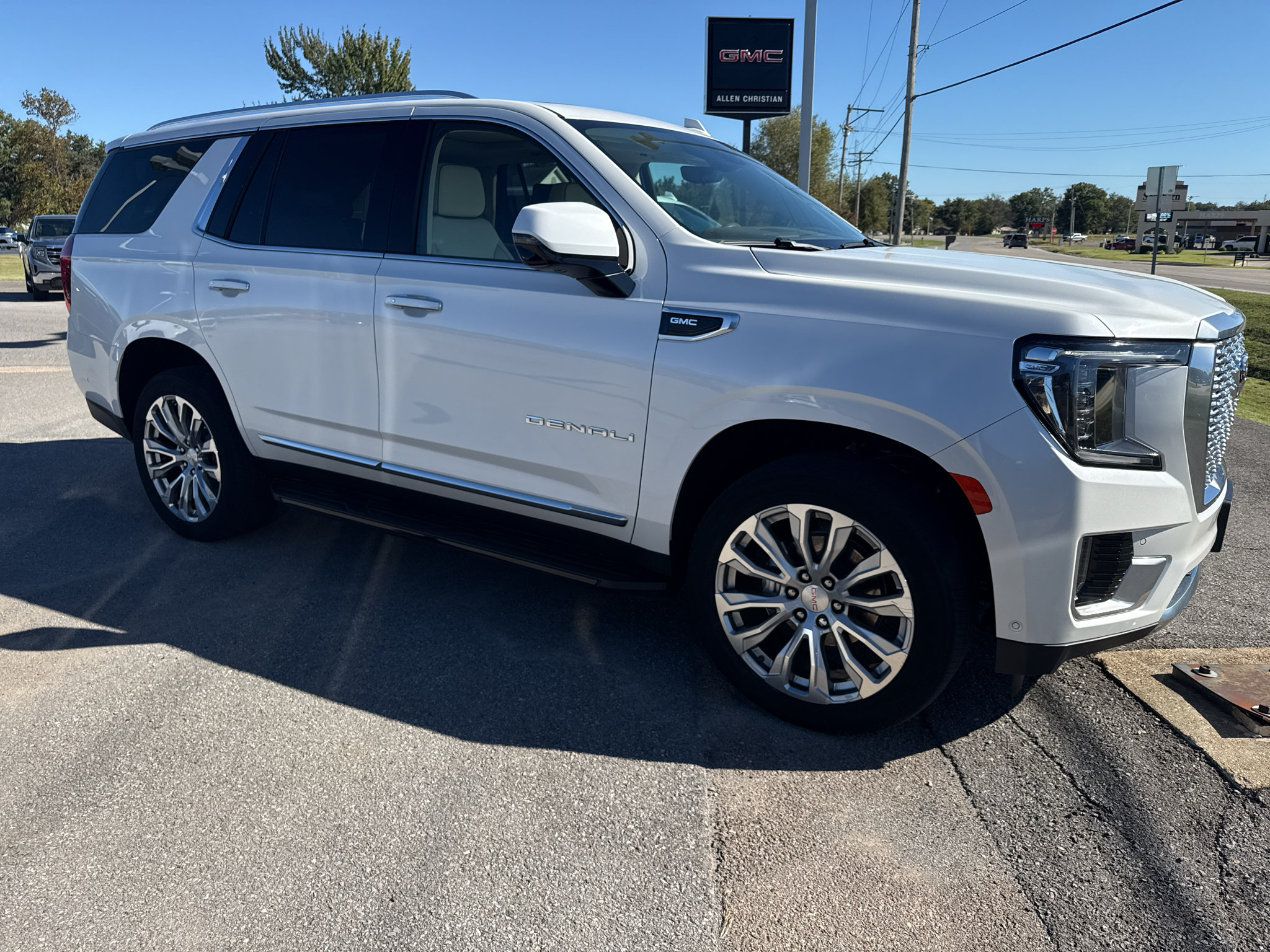 Used 2024 GMC Yukon Denali w/ Advanced Technology Package AWD/4WD image 2