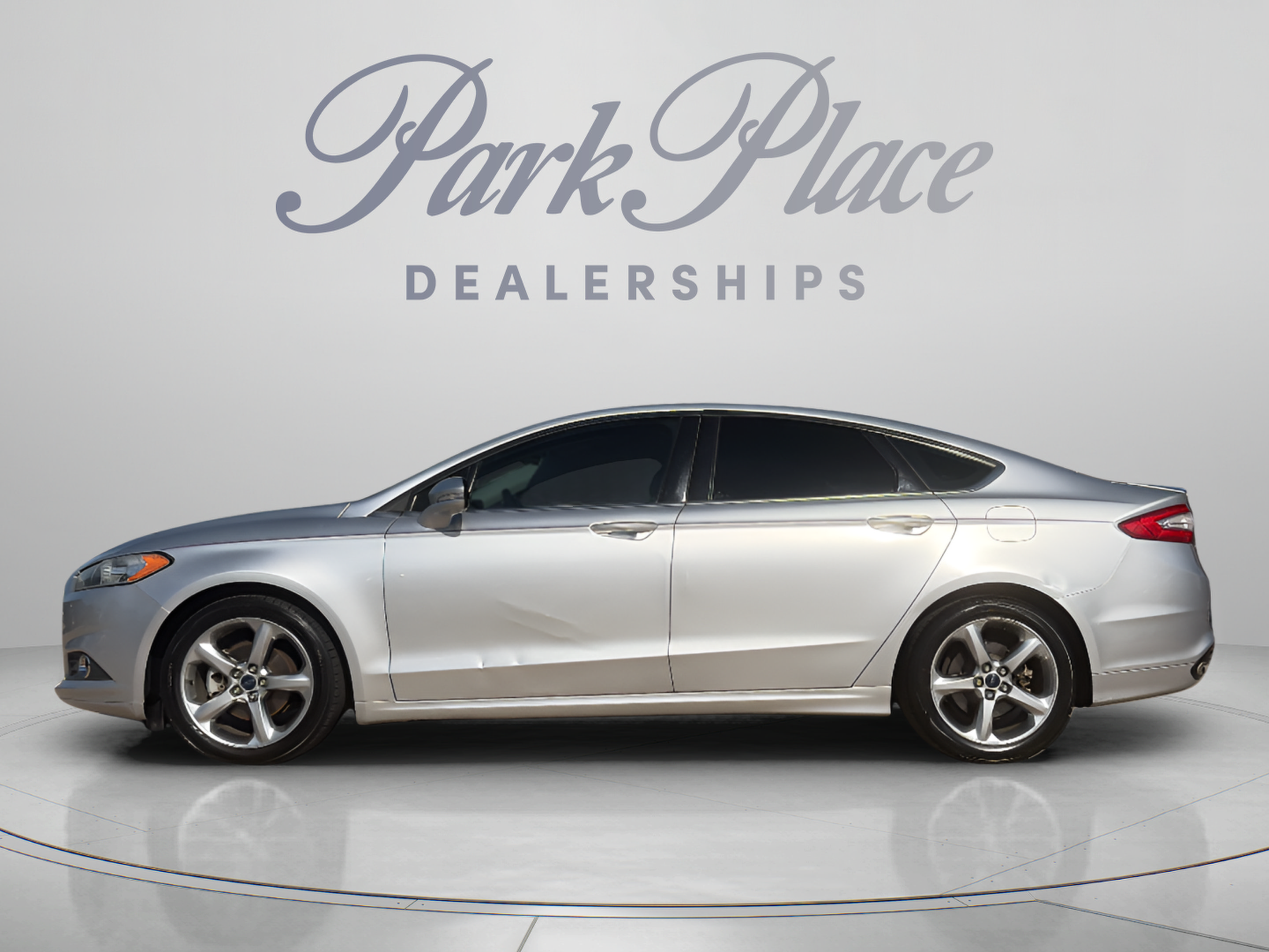 Used 2014 Ford Fusion SE FWD image 2