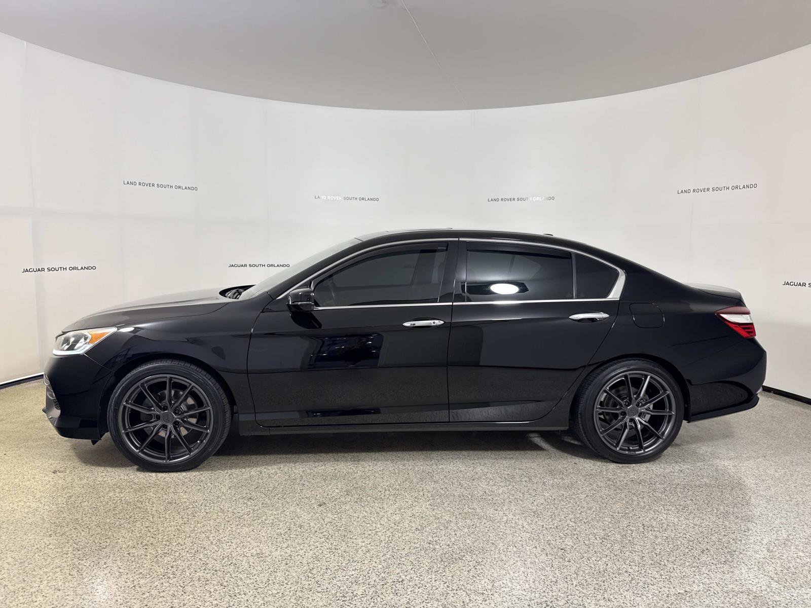 Used 2017 Honda Accord EX-L image 2