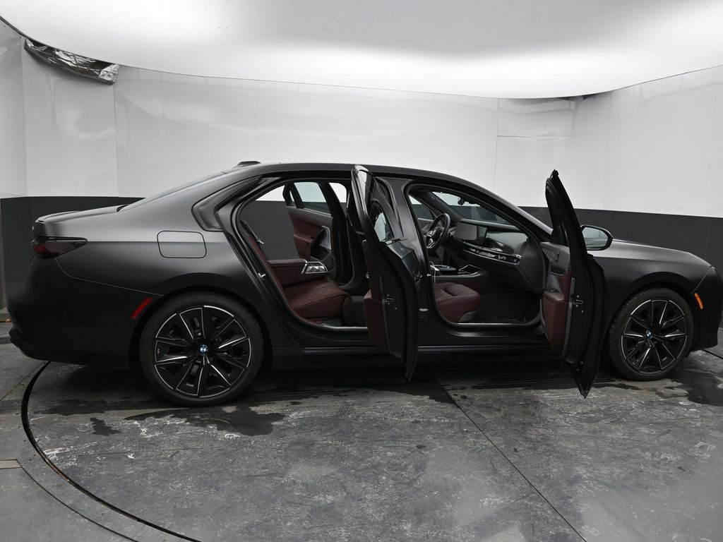 Used 2023 BMW 760i xDrive image 15