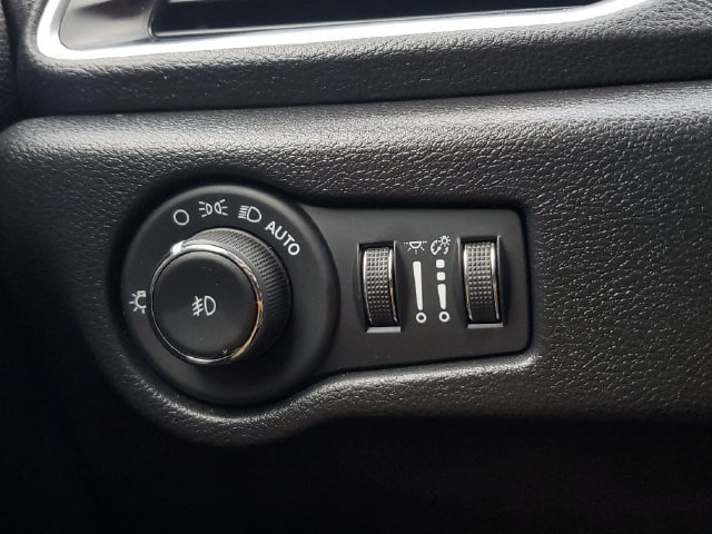 Certified 2025 Chrysler Pacifica Limited FWD image 36