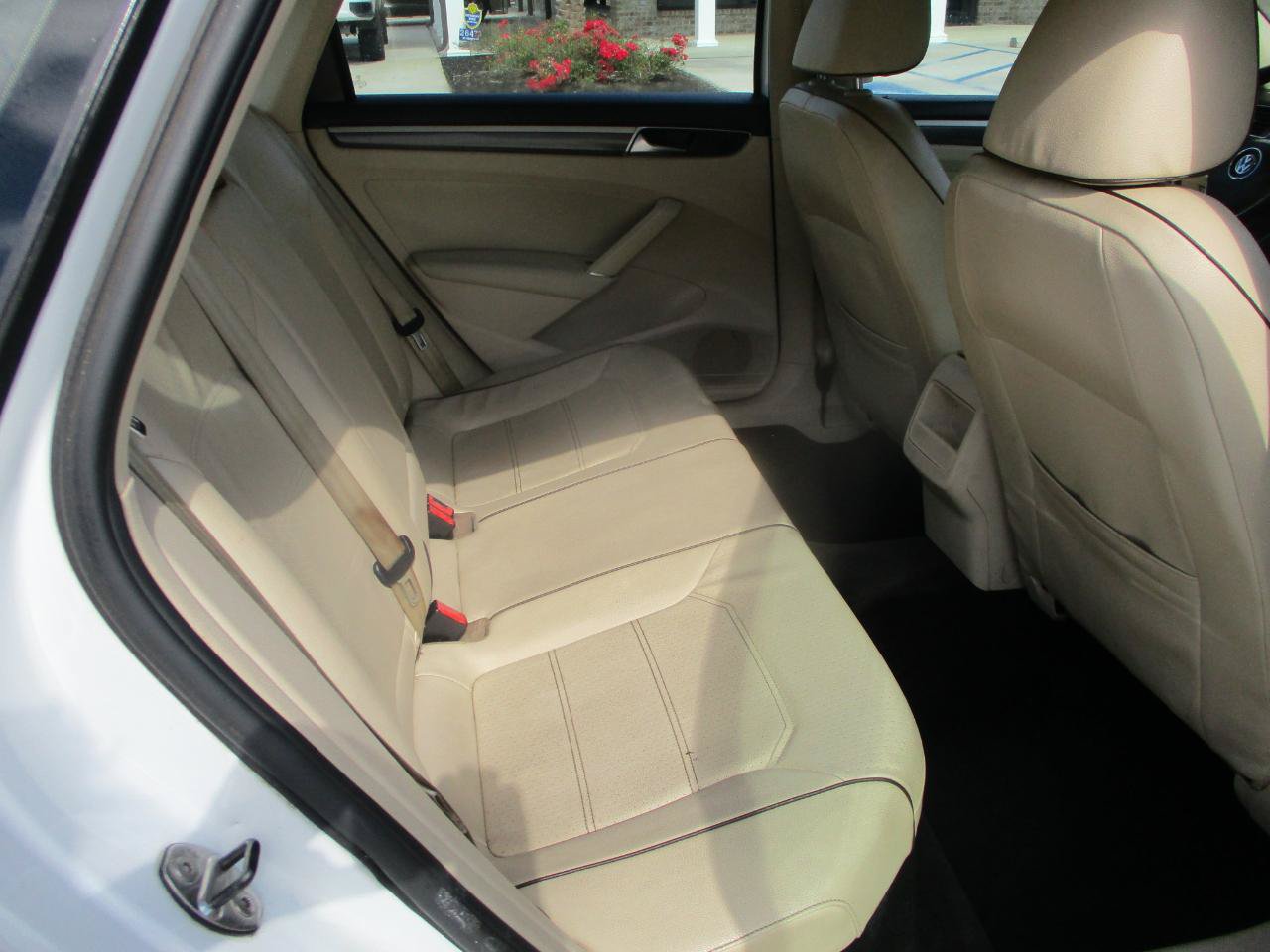 Used 2018 Volkswagen Passat 2.0T R-Line FWD image 14