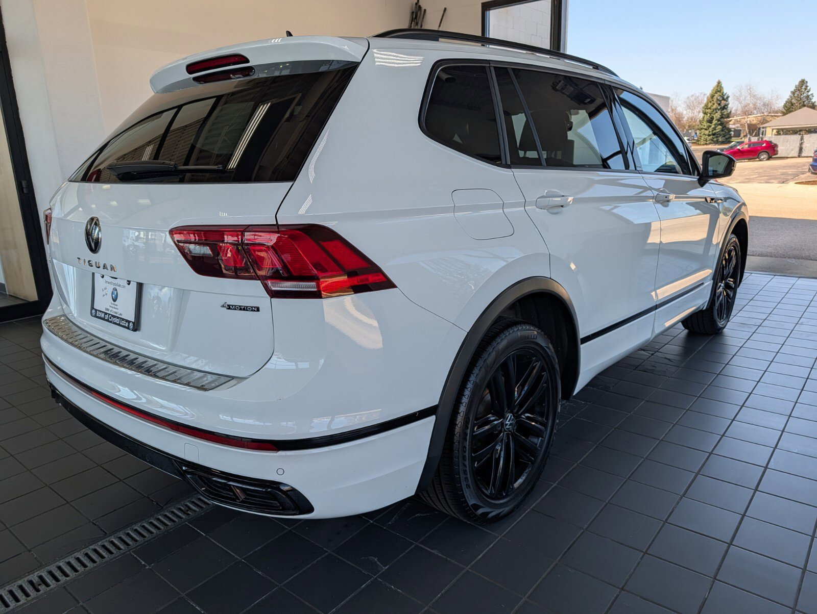 Used 2022 Volkswagen Tiguan SE R-Line image 3