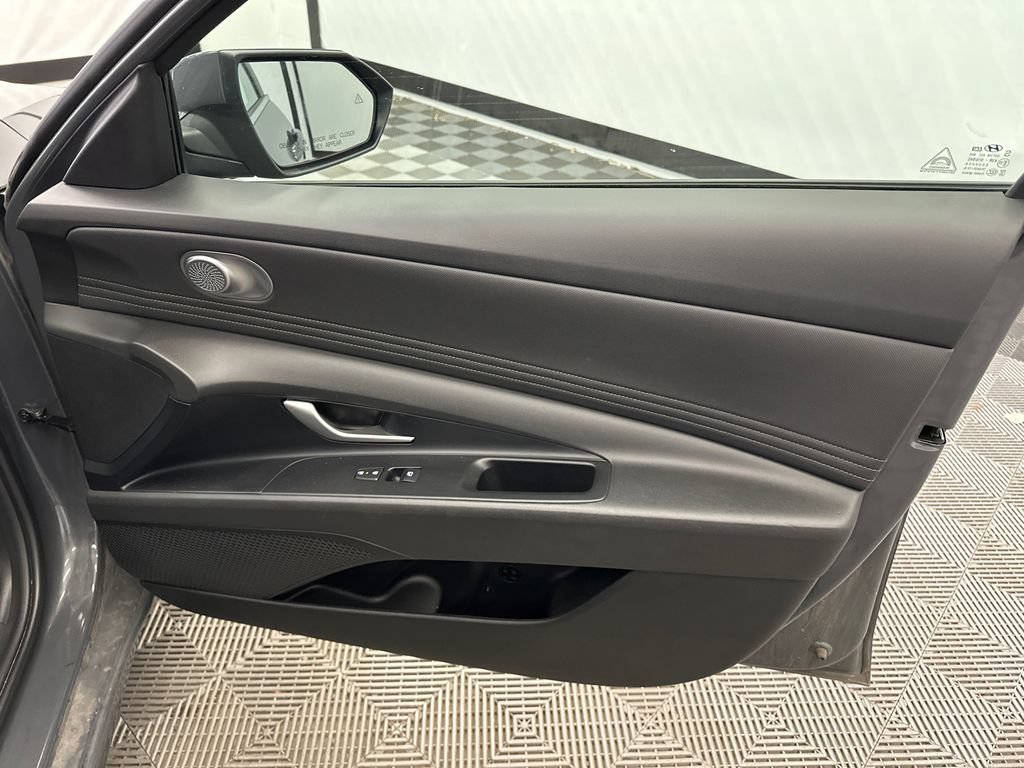 Used 2025 Hyundai Elantra SEL FWD image 14