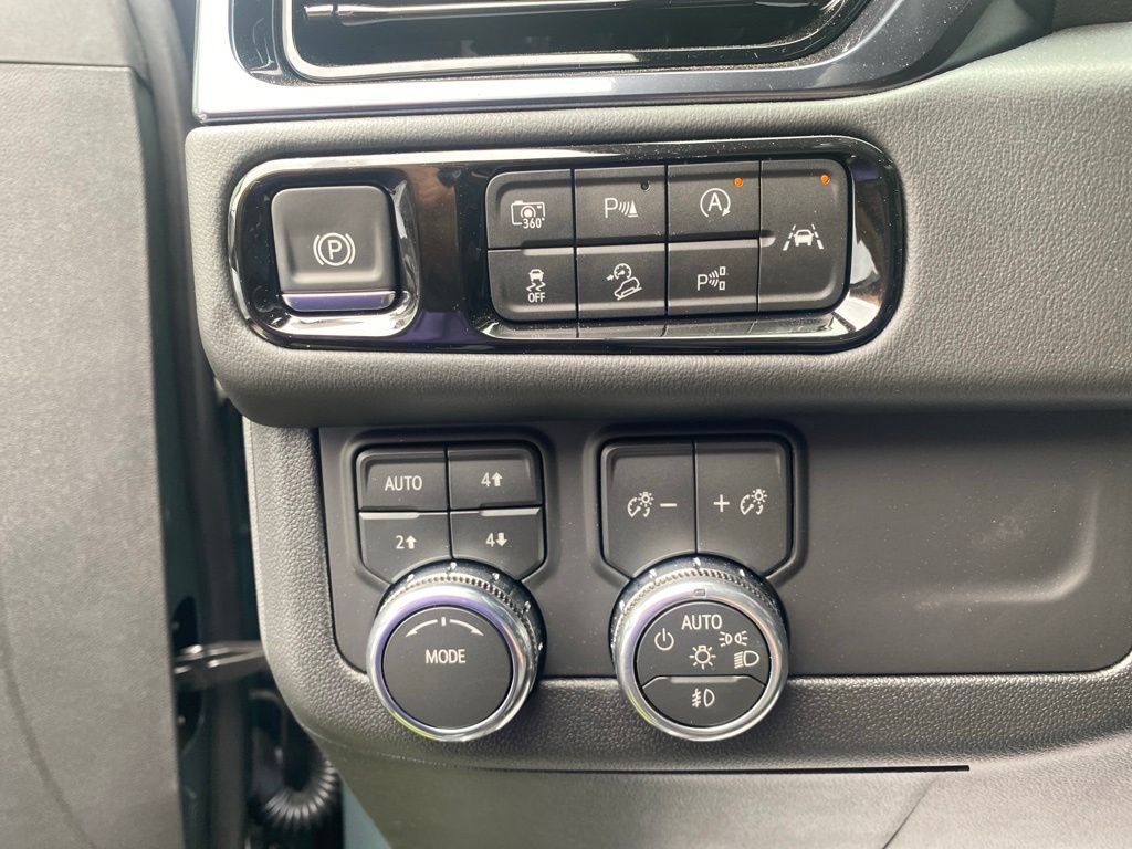 New 2026 GMC Yukon AT4 w/ AT4 Premium Package AWD/4WD image 30
