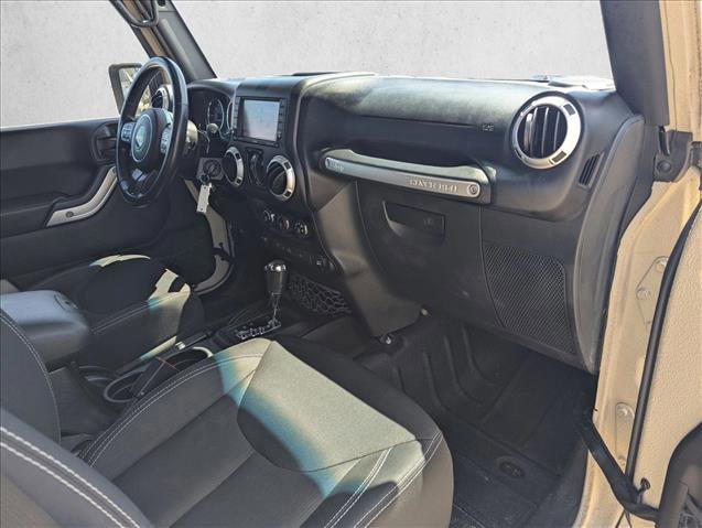 Used 2015 Jeep Wrangler Unlimited Rubicon w/ Connectivity Group image 16