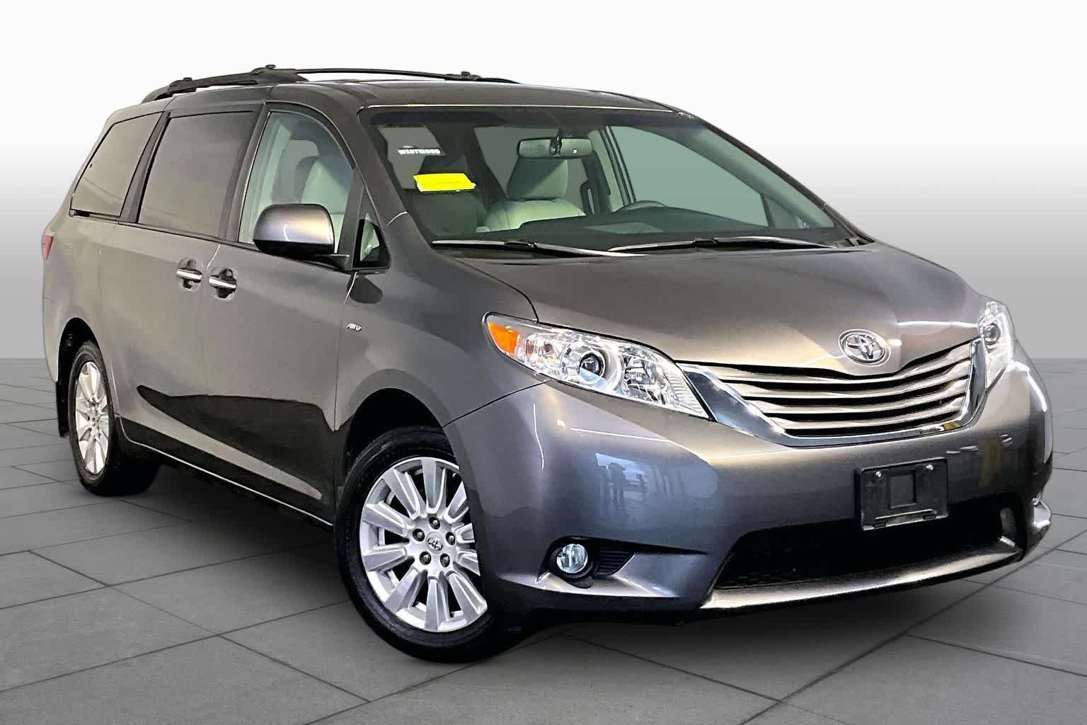 Used 2017 Toyota Sienna XLE w/ XLE Navigation Package AWD/4WD image 3