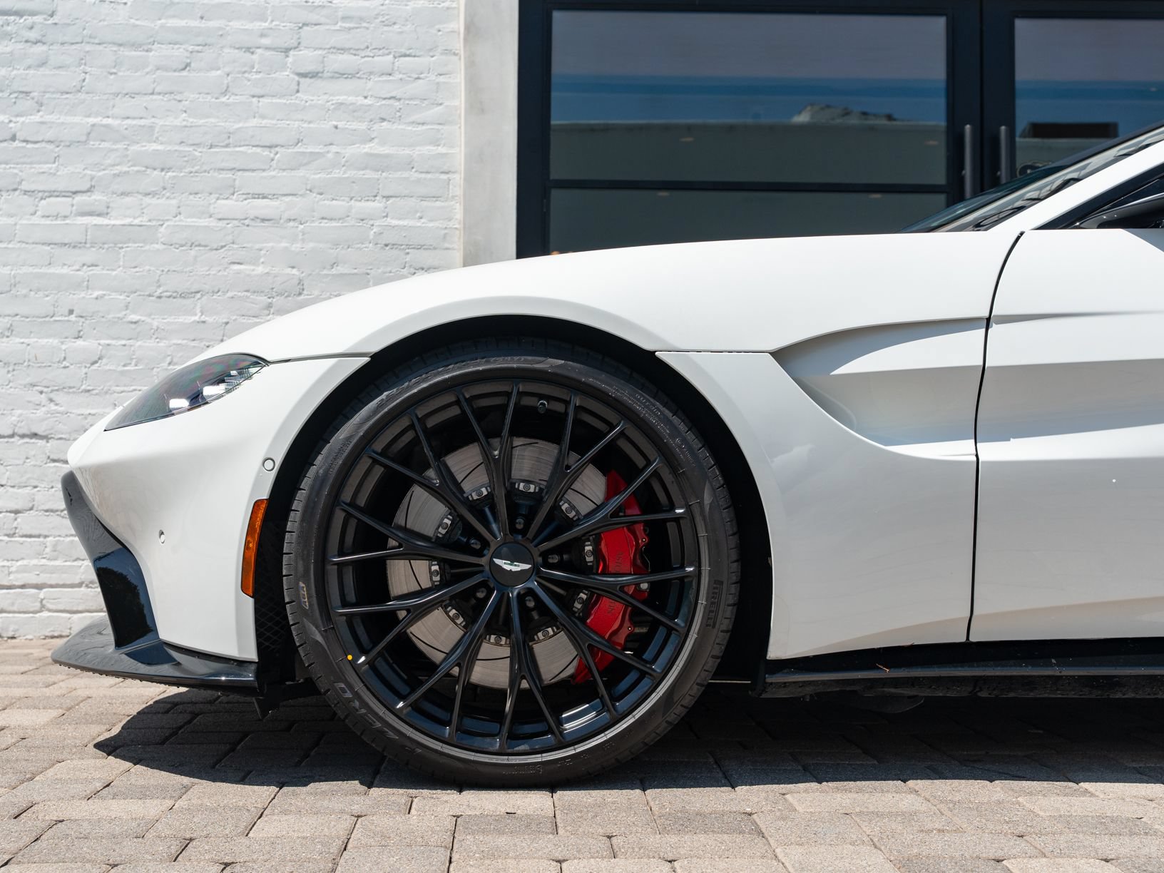 Used 2023 Aston Martin V8 Vantage Roadster RWD image 4
