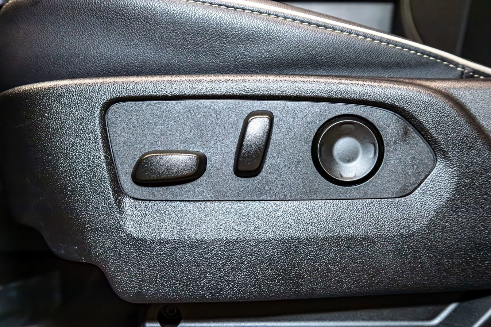 Used 2024 GMC Yukon XL SLT w/ SLT Luxury Package image 21