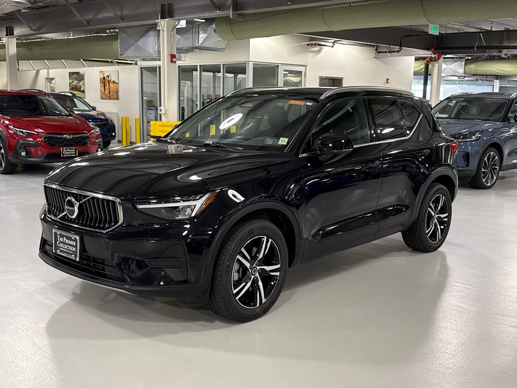 Used 2025 Volvo XC40 B5 Core AWD/4WD image 5