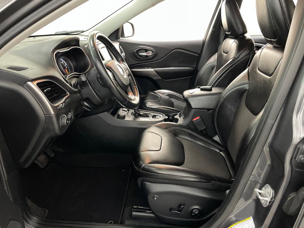 Used 2019 Jeep Cherokee Latitude Plus AWD/4WD image 7