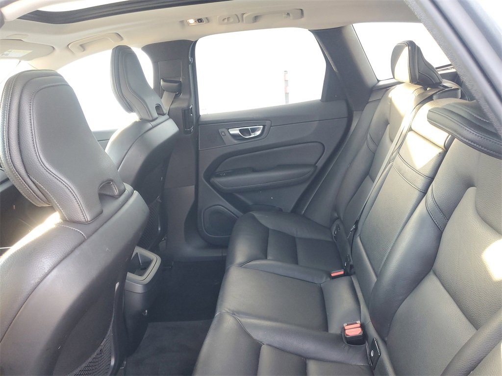 Used 2020 Volvo XC60 T5 Momentum w/ Protection Package Premier image 11