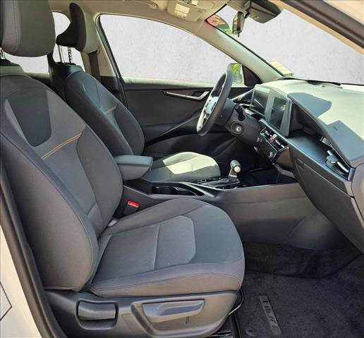 Used 2025 Kia Niro LX image 18